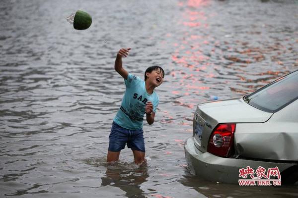 戴浴帽直播暴雨 女主播为直播暴雨结果变成湿身【高清大图】