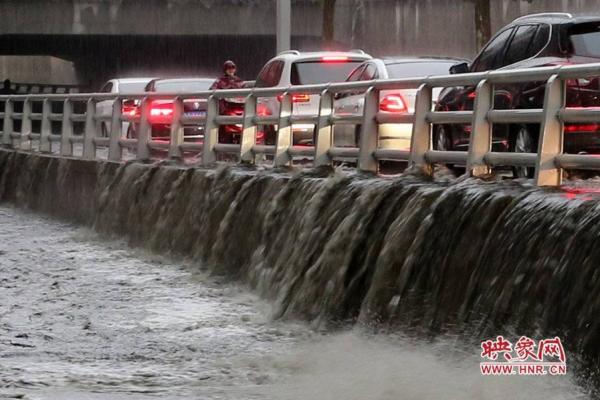 戴浴帽直播暴雨 女主播为直播暴雨结果变成湿身【高清大图】