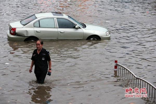 戴浴帽直播暴雨 女主播为直播暴雨结果变成湿身【高清大图】