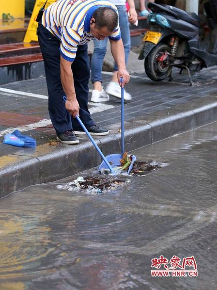 戴浴帽直播暴雨 女主播为直播暴雨结果变成湿身【高清大图】