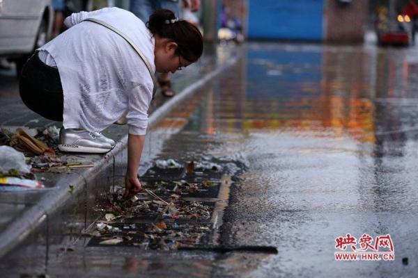 戴浴帽直播暴雨 女主播为直播暴雨结果变成湿身【高清大图】