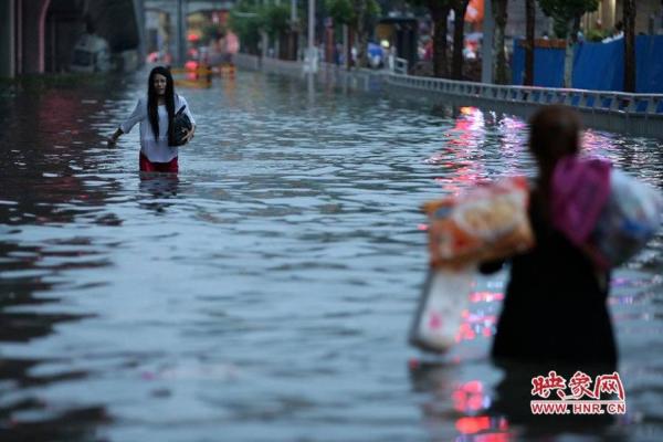 戴浴帽直播暴雨 女主播为直播暴雨结果变成湿身【高清大图】