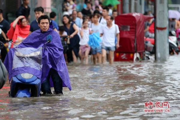 戴浴帽直播暴雨 女主播为直播暴雨结果变成湿身【高清大图】