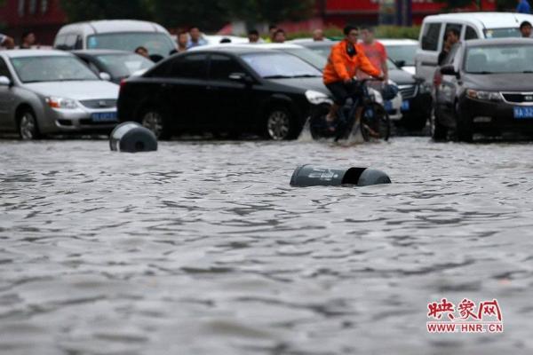 戴浴帽直播暴雨 女主播为直播暴雨结果变成湿身【高清大图】