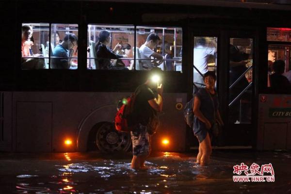 戴浴帽直播暴雨 女主播为直播暴雨结果变成湿身【高清大图】