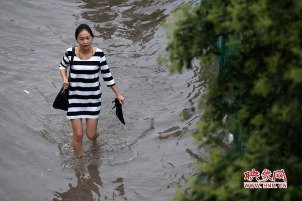 戴浴帽直播暴雨 女主播为直播暴雨结果变成湿身【高清大图】