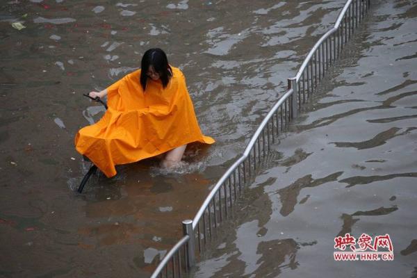 戴浴帽直播暴雨 女主播为直播暴雨结果变成湿身【高清大图】