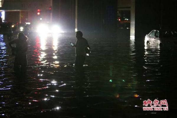 戴浴帽直播暴雨 女主播为直播暴雨结果变成湿身【高清大图】