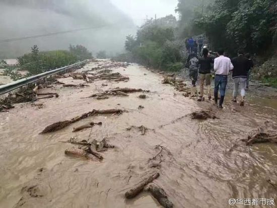 九寨沟多处发生泥石流 泥水横流房子都被冲垮了【组图】