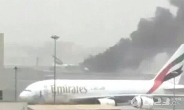 迪拜飞机用机腹迫降 现场浓烟滚滚【图】