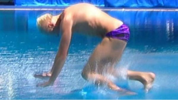跳水男子三米板卫冕冠军跪着入水 俄罗斯扎克哈罗夫0分出局