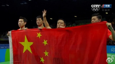 男乒中国队3-1击败日本队夺冠 刘国梁亲吻“小奶龙”【gif图】