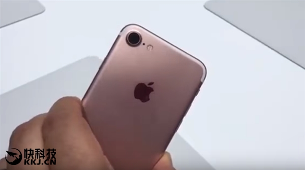 iPhone 7玫瑰金版真机上手图赏：跟iPhone 6S差不多