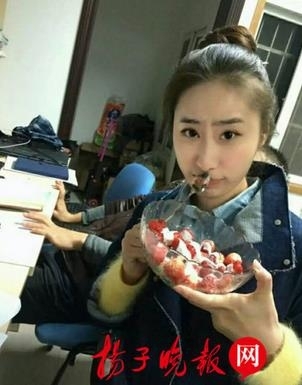 高校评选最靓女博士 学霸美貌且智慧：总要留给自己一些可以怀念的