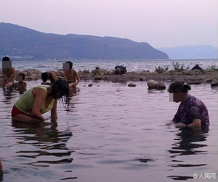 云南一饮用水源地现大批民众洗澡 肆无忌惮地用洗发水洗头