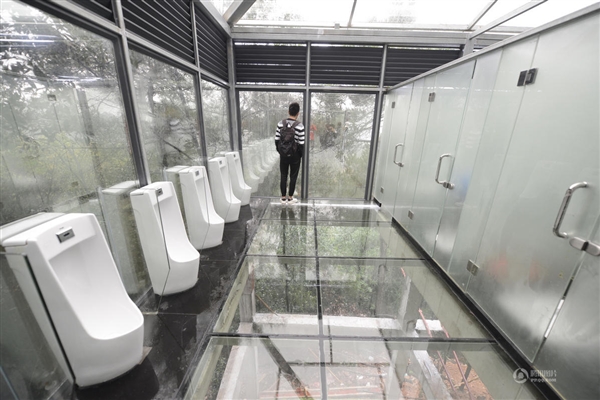 全国第一个全透明玻璃厕所：男女朦胧可见