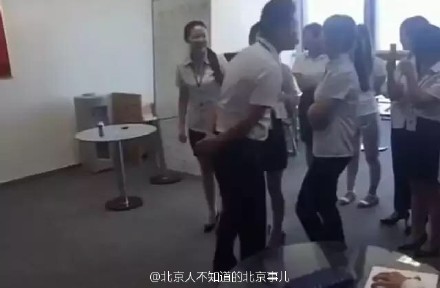 女员工须每天排队吻老板视频曝光 网友抗议应男女平等【视频】