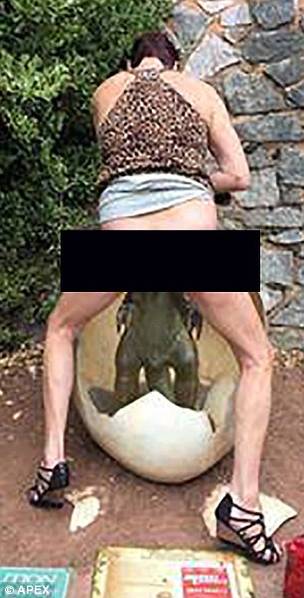 英国一女子公园内淫辱恐龙模型 画面太污！
