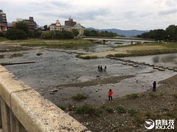 日本2男1女“水中面试”引发关注 真相是...