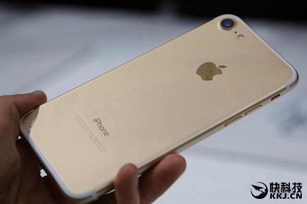 的哥捡到iPhone 7要价1000元 乘客愤怒报警