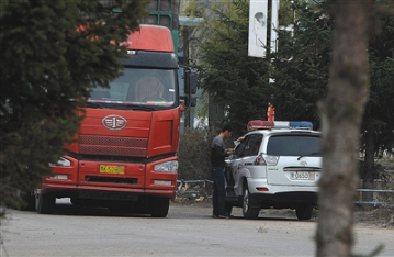 黑龙江交警收钱放行超载车 坐在警车内收钱全程不下车