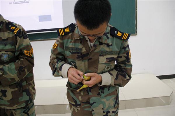 四川西南航空职业学院女老师教学生戴避孕套 用香蕉模拟戴套【现场图】