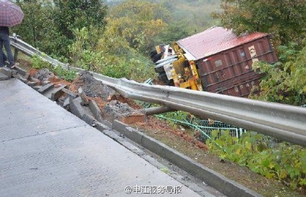 您的快递已掉沟里？！泉南高速快递货车因双11送货不幸侧翻 司机师傅已安全