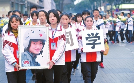 2016年11月14日，余旭就读过的崇州市崇庆中学的同学来到市政广场追思校友。