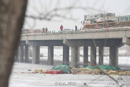 哈尔滨快递卡车掉河里现场视频曝光 还好冰厚并无太多快递受损