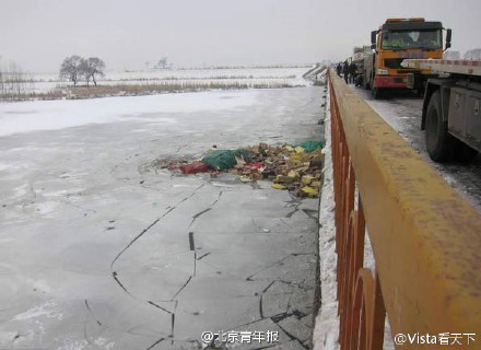 哈尔滨快递卡车掉河里现场视频曝光 还好冰厚并无太多快递受损