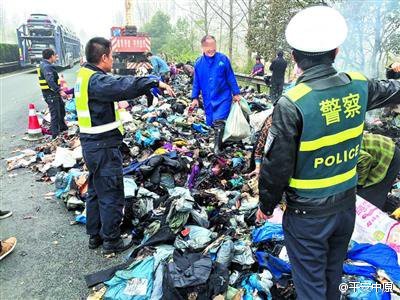 您的快递已被烧毁 京港澳高速咸宁货车突发大火村民纷纷抢货【图】