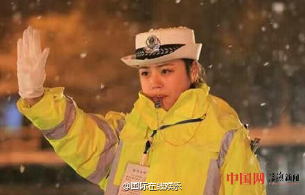 连云港女交警下雪坚守岗位却被发现撞脸陈妍希【组图】