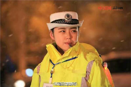 连云港女交警下雪坚守岗位却被发现撞脸陈妍希【组图】