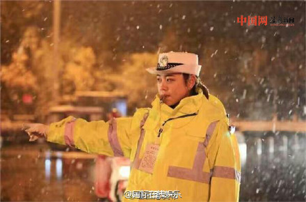 连云港女交警下雪坚守岗位却被发现撞脸陈妍希【组图】