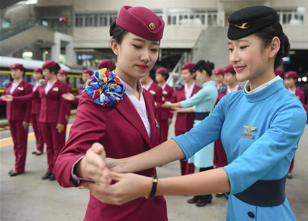 备战2017春运 空姐手把手教高姐服务礼仪