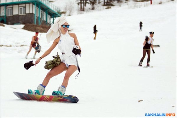 战斗民族滑雪节：近2000名美女着比基尼滑雪