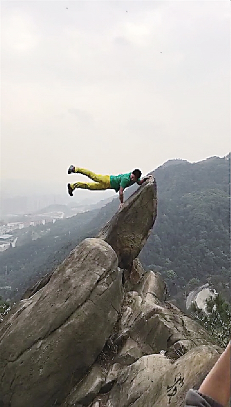 小伙陡岩顺风旗拍照不慎掉入山谷是真的吗 小伙摔死了吗？