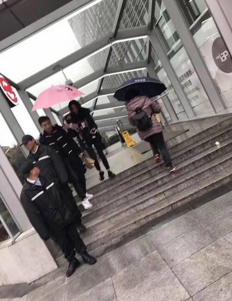 王思聪和女生雨中漫步却女生撑伞？网友抓狂说太不绅士啦！