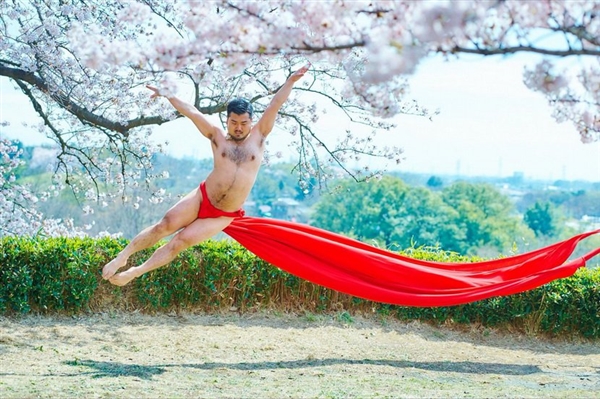 日本樱花照片惊现红内裤男子 画面蜜汁美【组图】