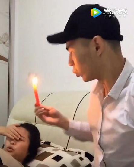 男子直播用蜡烛烫老婆的脸，结果好惨啊!被老婆暴打【腾讯视频】