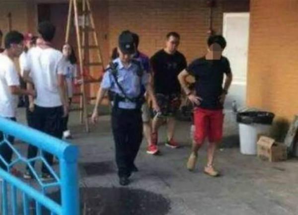     其后，有球迷报警，最后该男子被警员带走。目前仍在接受警方调查。