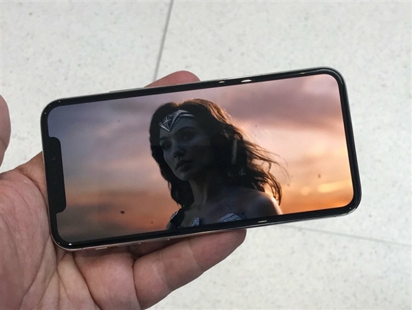 iPhone X看女神电影画面 强迫症不能忍