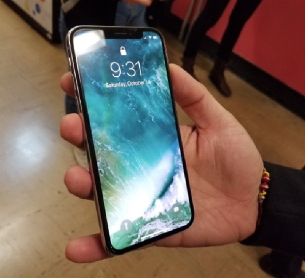 国内地铁惊现iPhone X真机 刘海突兀