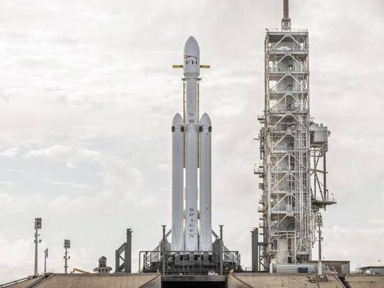 SpaceX成功发射猎鹰重型火箭！
