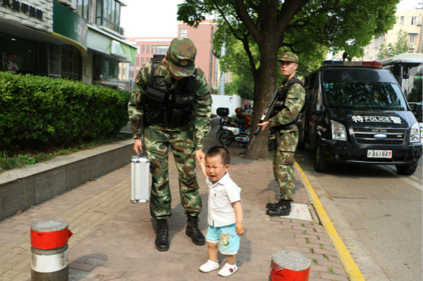 儿子路遇武警父亲 这一幕网友都哭了！