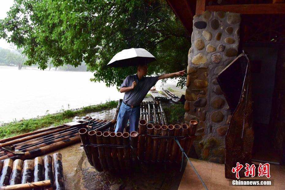 暴雨导致武夷山河水暴涨 景区全面关闭退票6千多张