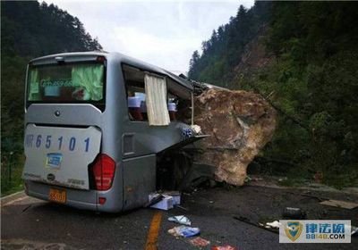 四川旅游车被飞石击中8人死亡，现场惨烈？