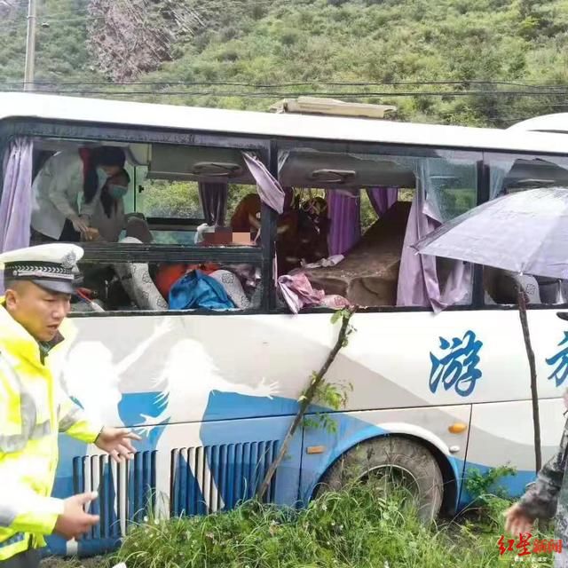 四川旅游车被飞石击中8人死亡，现场惨烈？