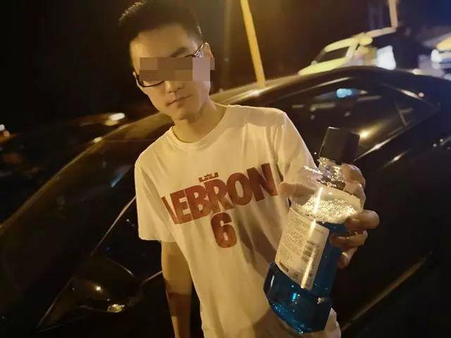 男子坚称没酒驾，一吹气酒精值119！看到车里一个东西，放行了