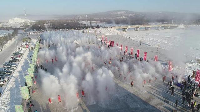 漠河千人泼水成冰是什么场面?漠河千人泼水成冰现场视频画面(图)